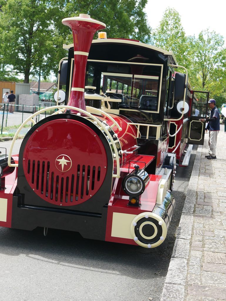 ブルーメの丘の園内に停車する赤いSL型列車