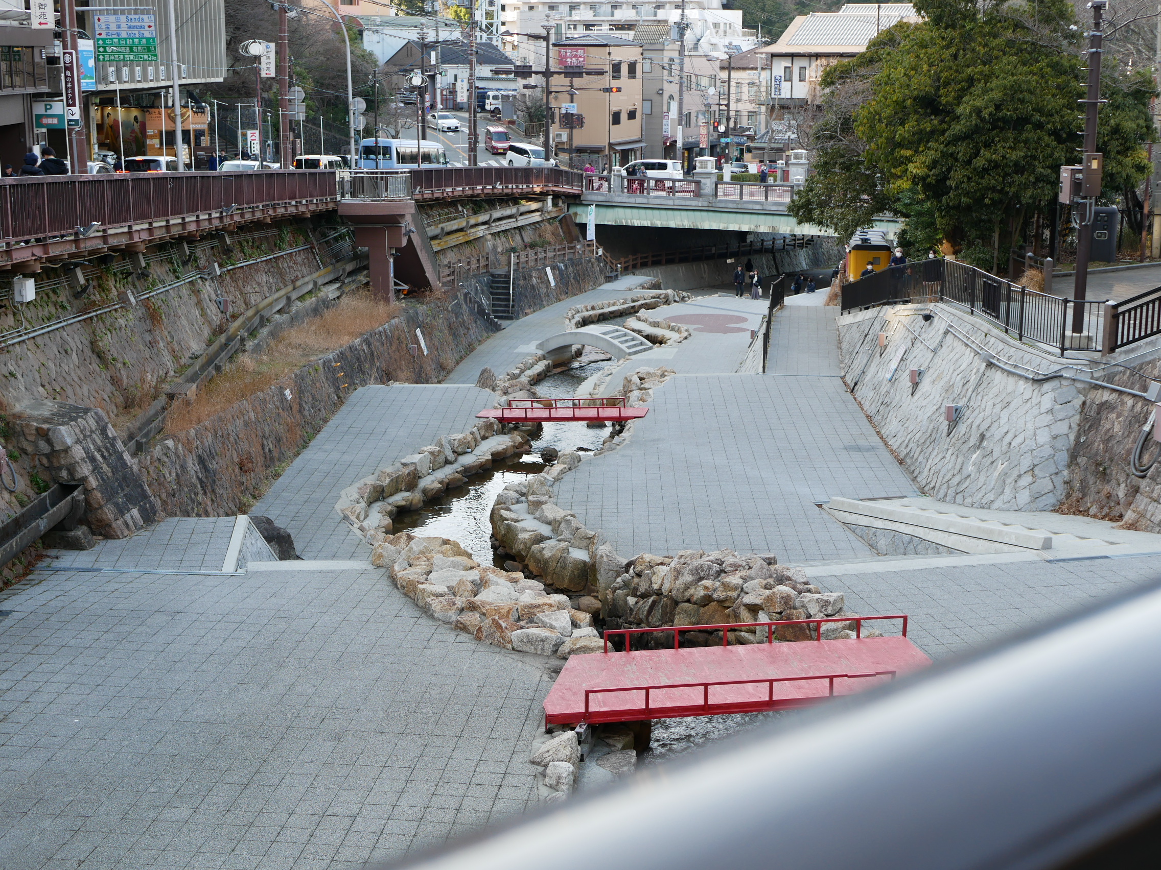有馬温泉街の坂道と川沿いの景色