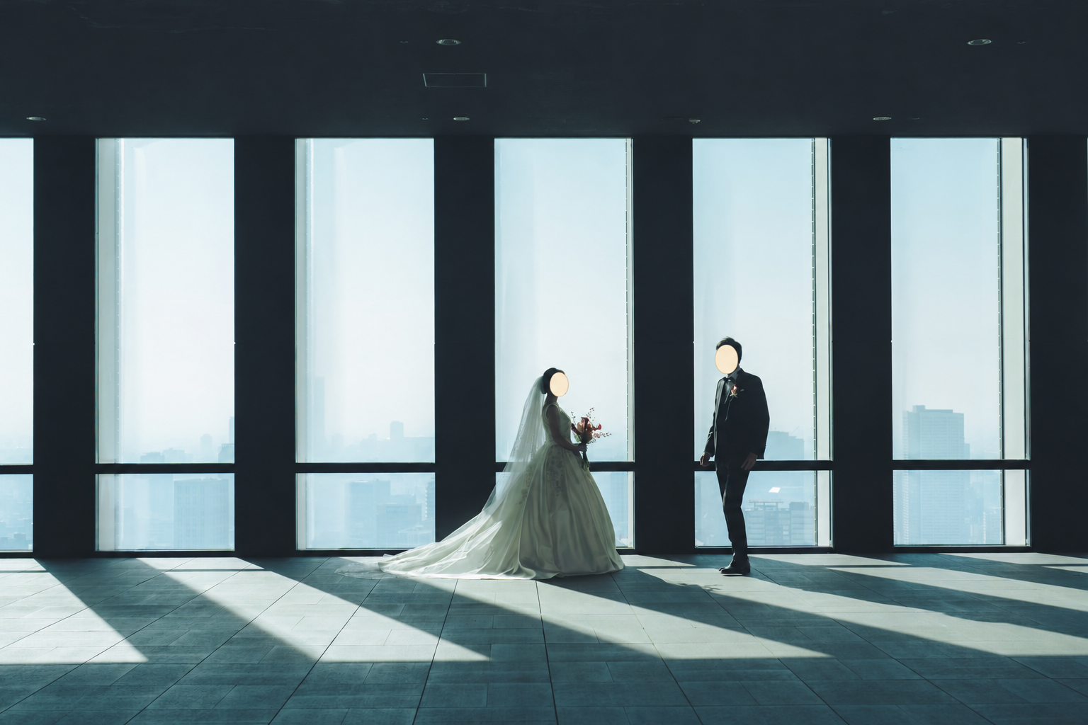 窓辺で向かい合う新郎新婦。顔を隠した写真