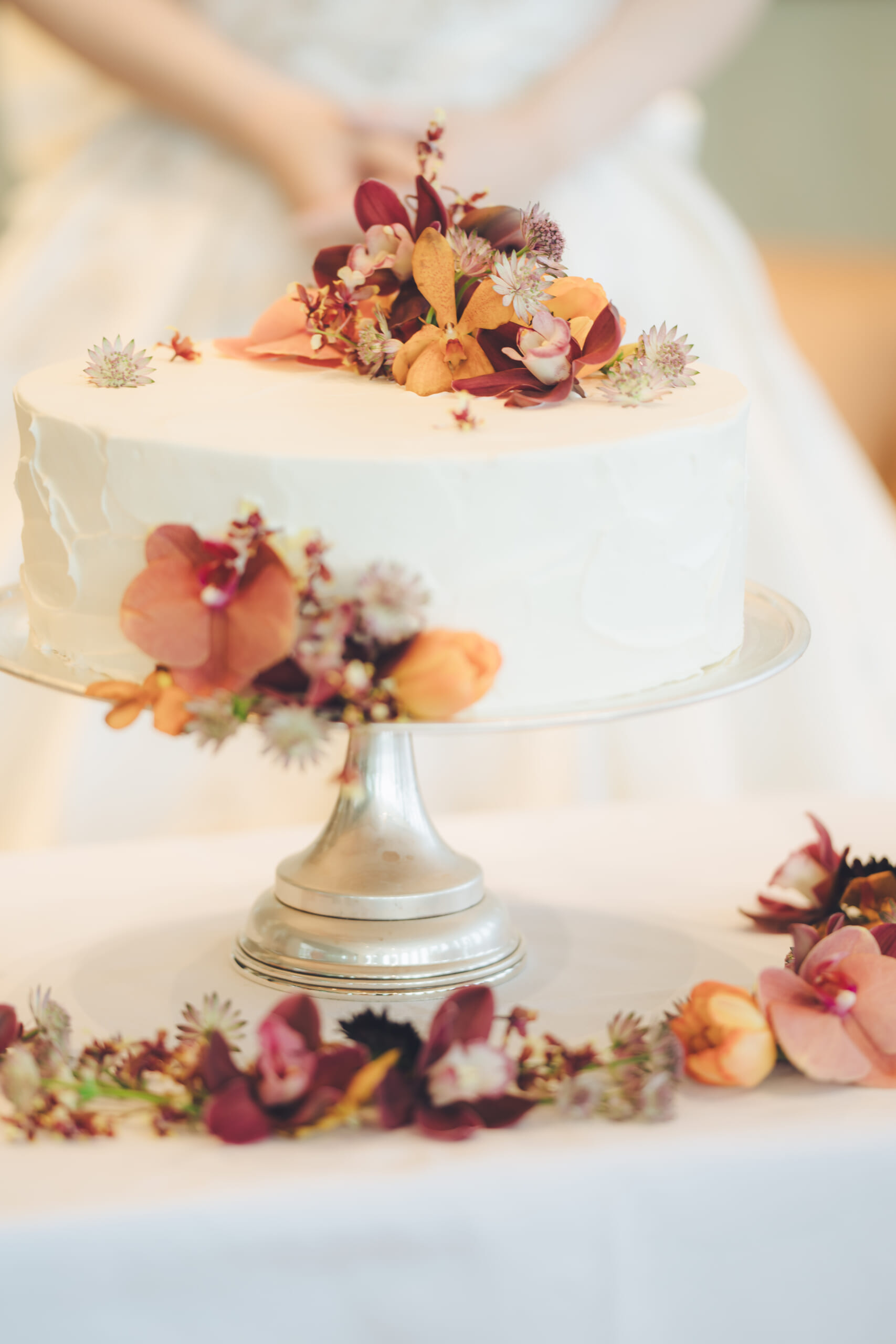 結婚式当日の、花を飾ったウエディングケーキ