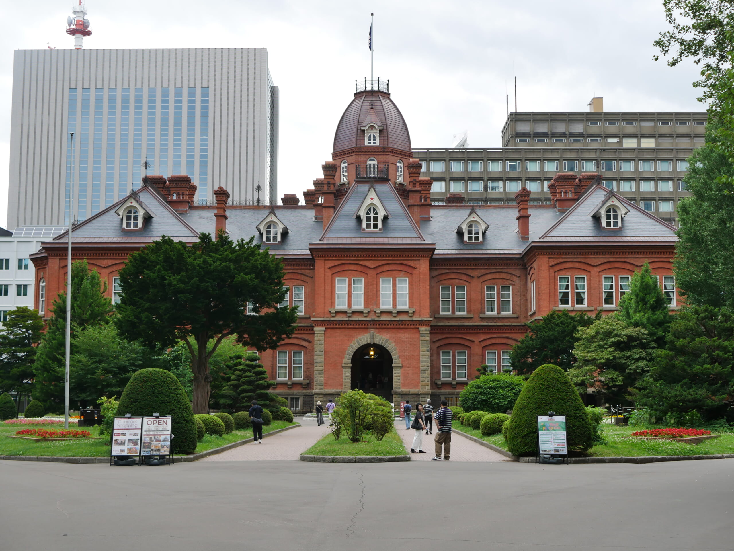 ホテルから歩いてすぐに訪れた北海道庁旧本庁舎の赤れんが庁舎