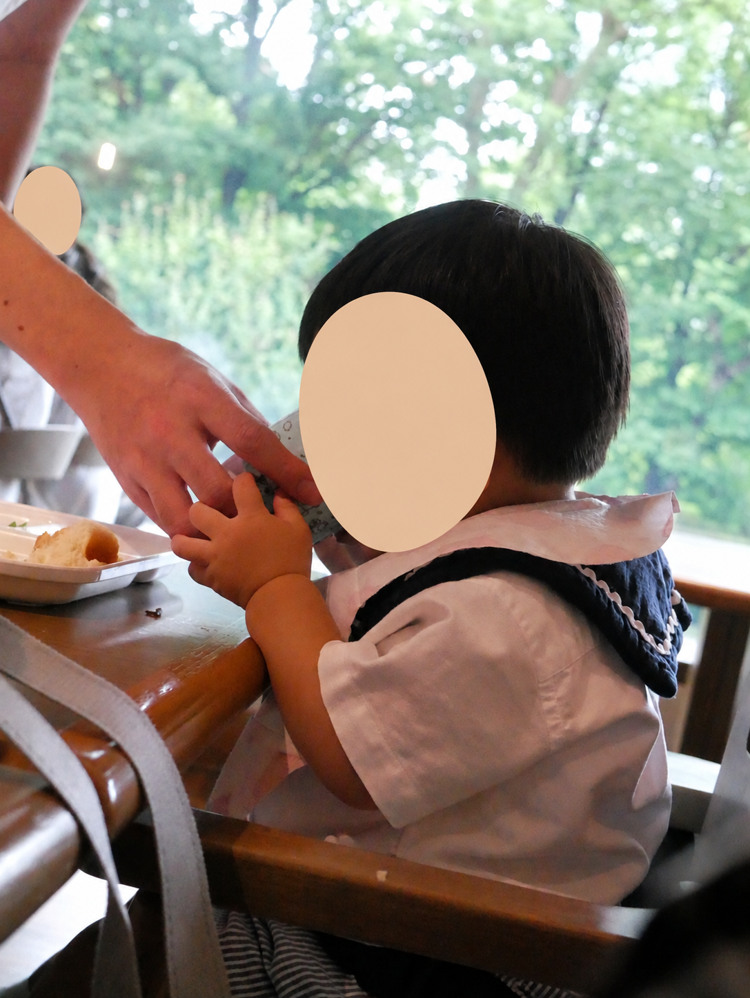 朝食会場の子ども用の椅子とカップ。顔は加工済み