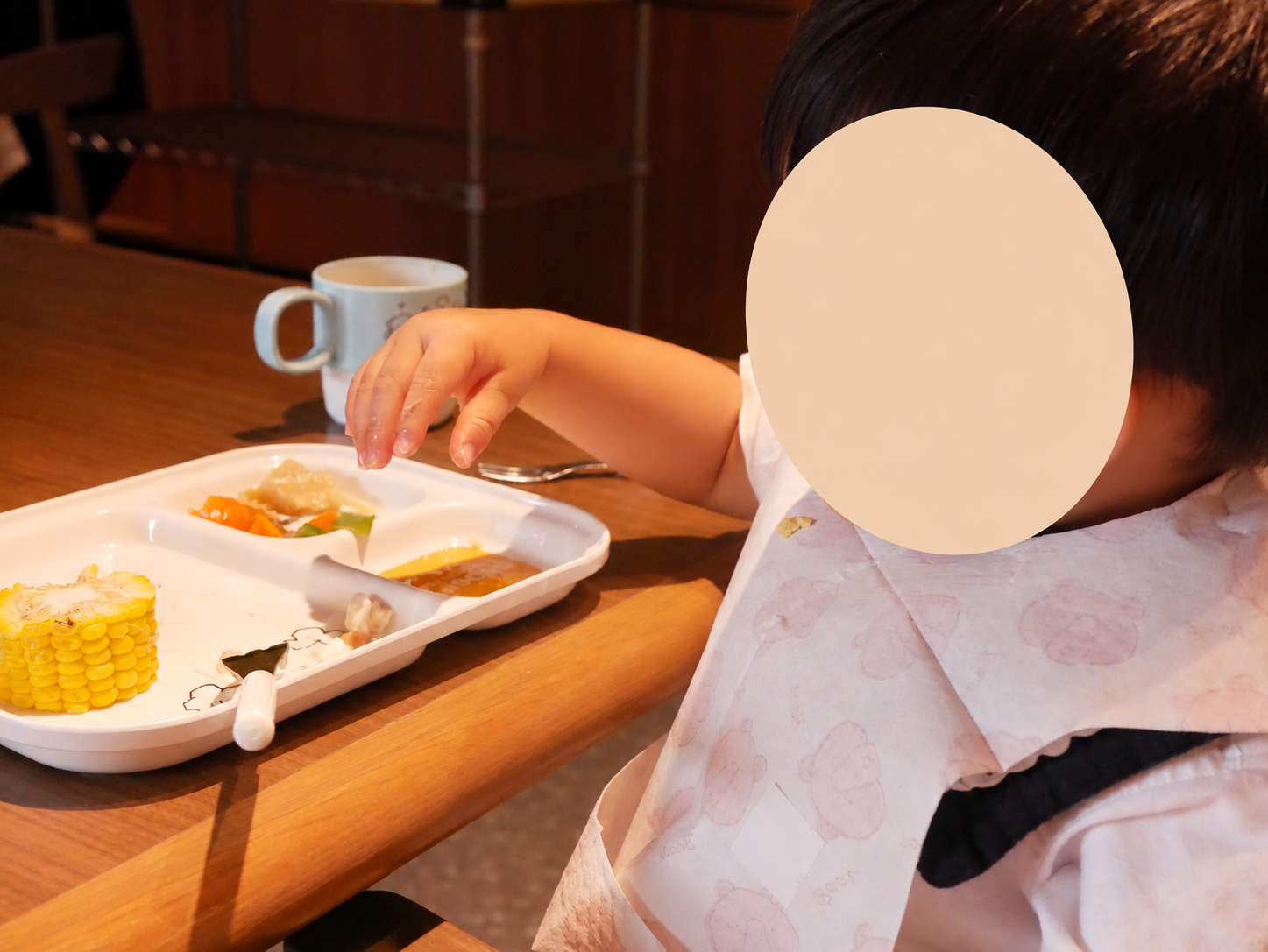 子ども用の食器に取り分けた朝食。顔は加工済み