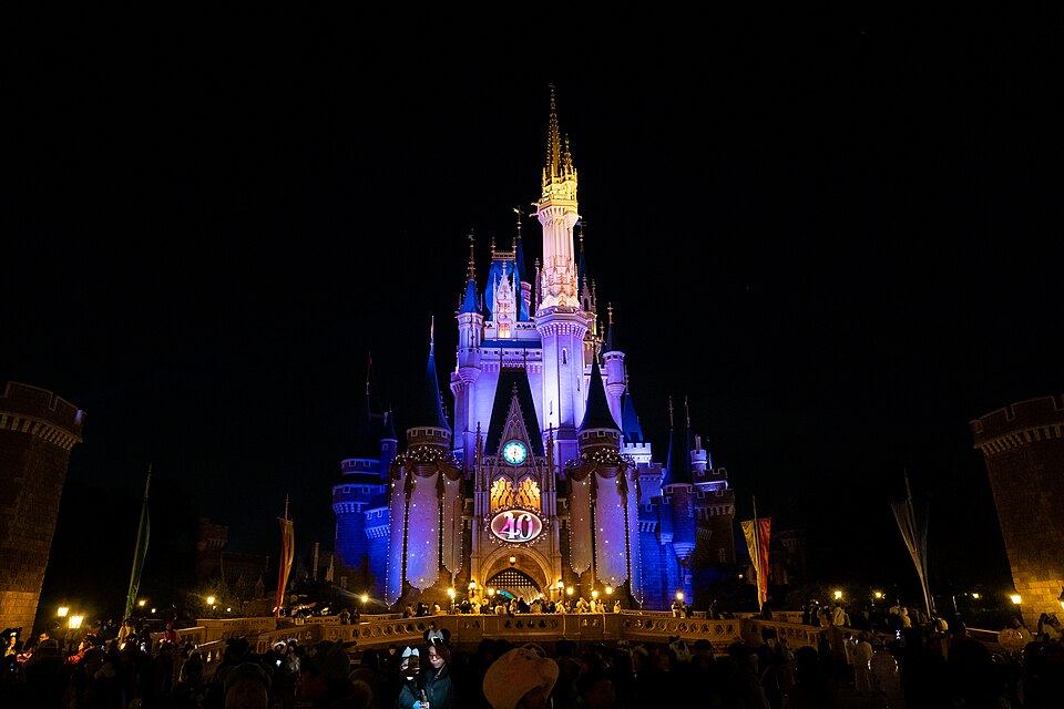 夕暮れの東京ディズニーランド、シンデレラ城