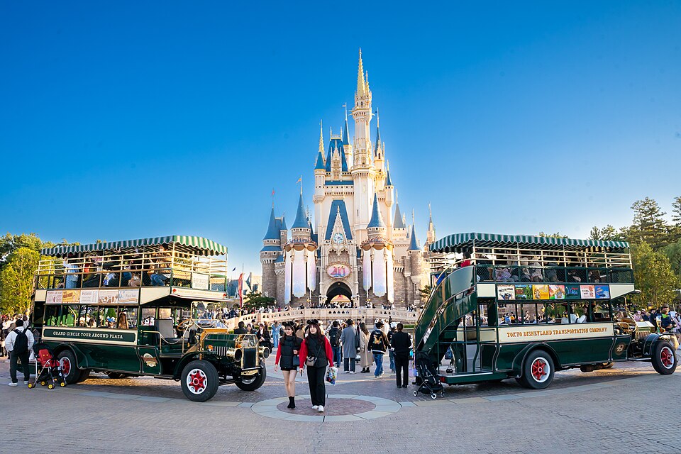 シンデレラ城とオムニバス。親子のディズニー旅行を考える風景