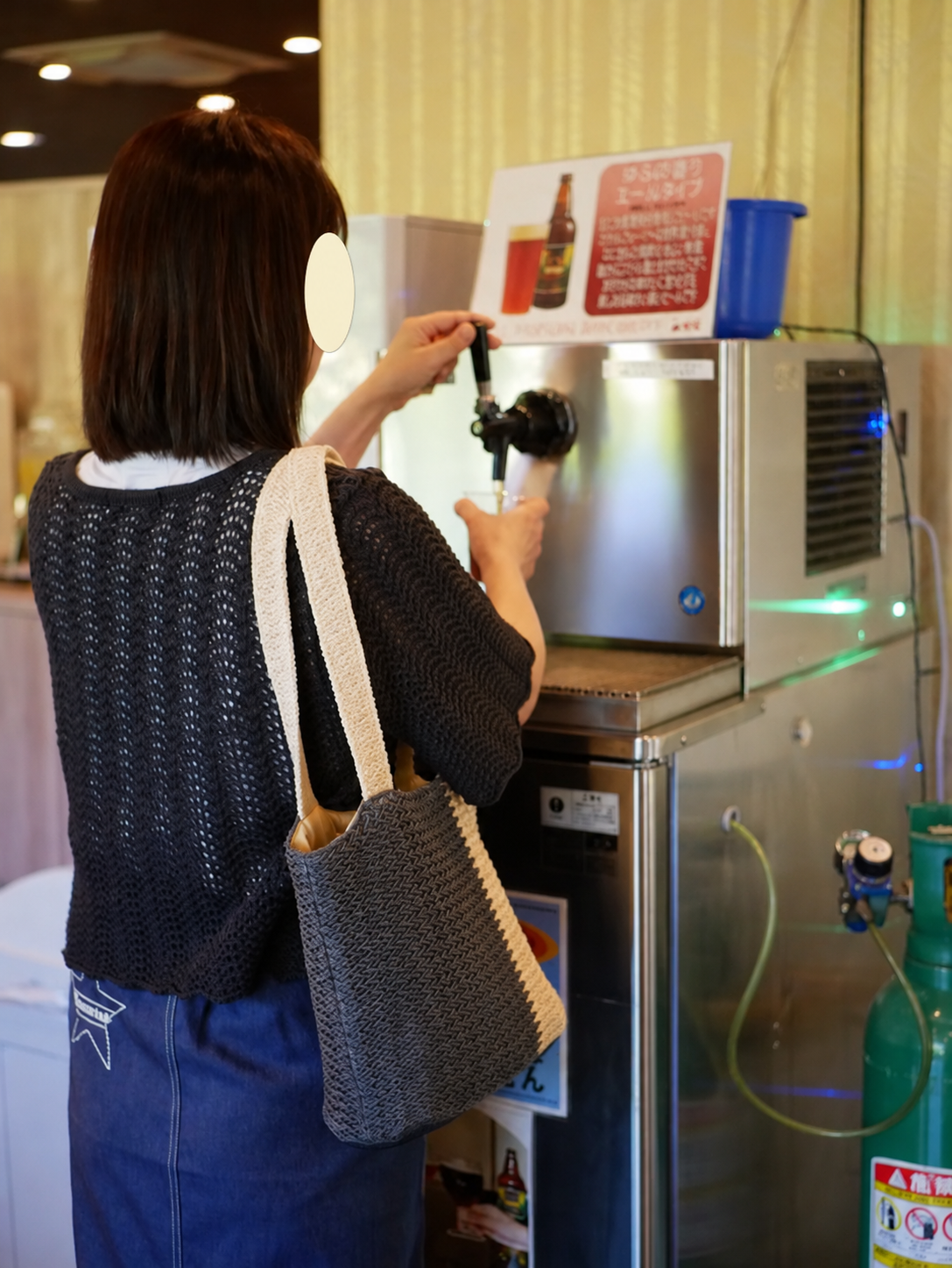 山水館でビールを注ぐ場面