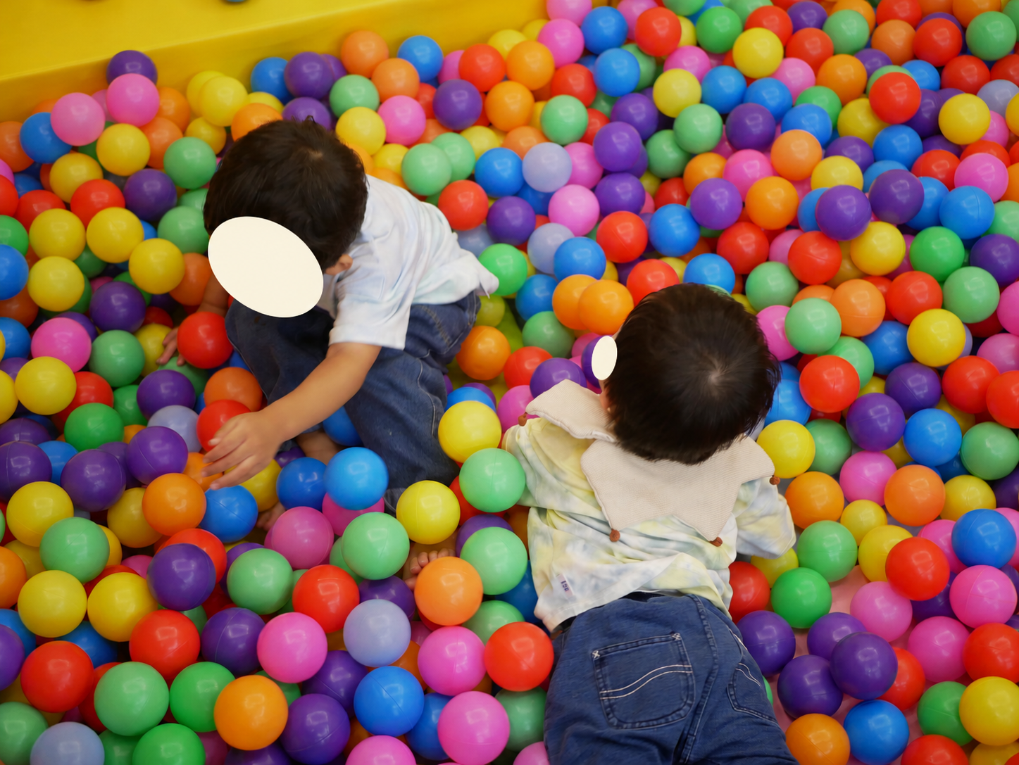 山水館のボールプールで遊ぶ子どもたち