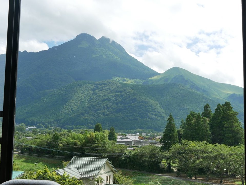 湯布院旅行で撮った窓越しの山の景色