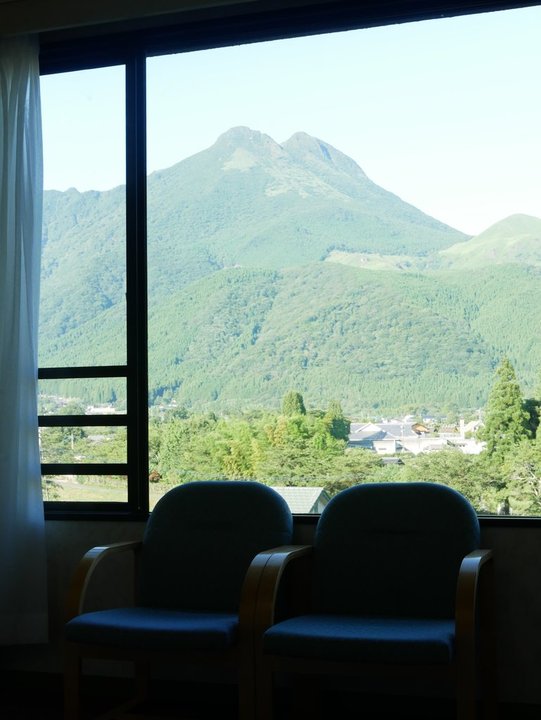 窓際の椅子と山の景色